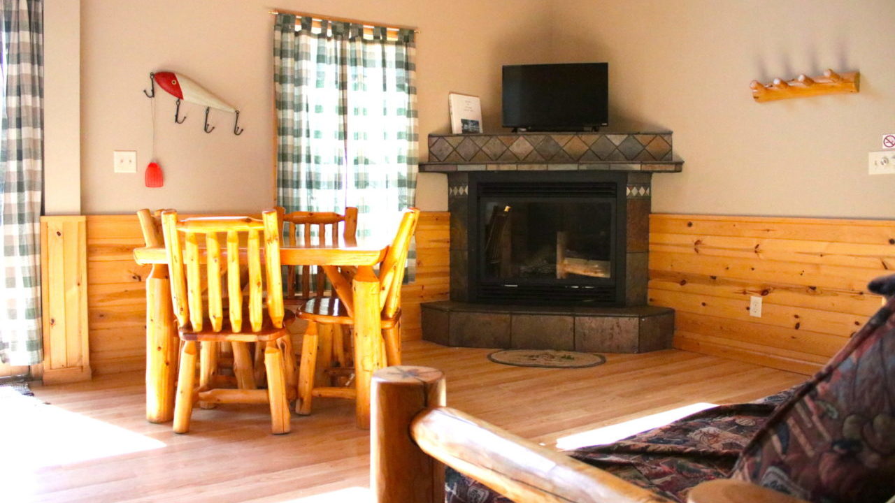 Cabin 5 living room 2019